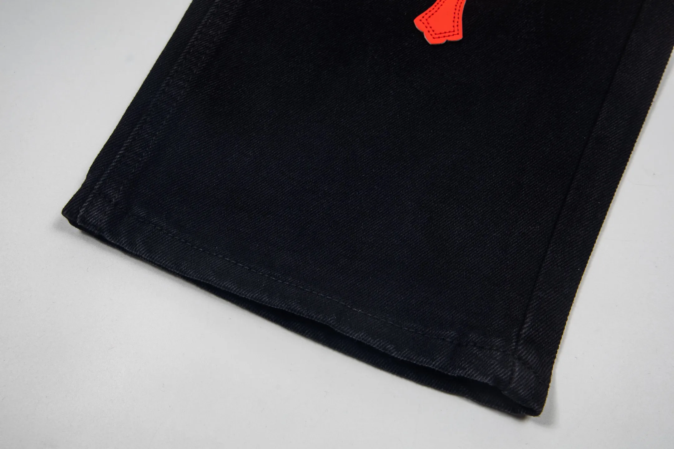 P260 Chrome Hearts Black Pants Sanskrit Red and White Patch Leather Jeans CH jeans need to be washed before being dismantled and then hand-stitched with sheepskin cross leather and then spliced ​​together. The whole piece has too many craftsmanship to explain. The patches are decorated with cross patterns and the high-waisted washed jeans! ! Absolutely high-end luxury products, god-level single products and super popular products, made with top heavy industry, a must-see magic weapon. Customized hardware. The fabric is thick and soft after washing. It has good breathability. Customized small leather label. Unique design. The details are simple and elegant, and the workmanship is exquisite. The entire trousers are neatly routed and the details are in place! It’s so cool that both men and women can easily control the genderless trend! Style number: 1872# Color: black Size: 28 30 32 34